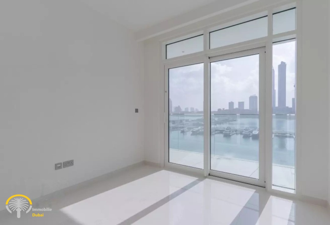 Sunrise Bay Emaar Beachfront Dubai Schlafzimmer mit Balkon und Blick auf Skyline 2 Zimmer Wohnung