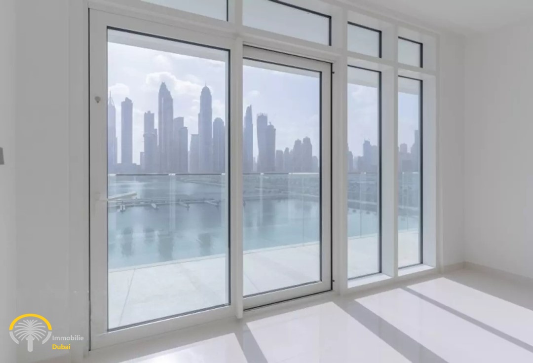 Sunrise Bay Emaar Beachfront Dubai Wohnzimmer mit Balkon und Aussicht auf Marina 2 Zimmer Wohnung